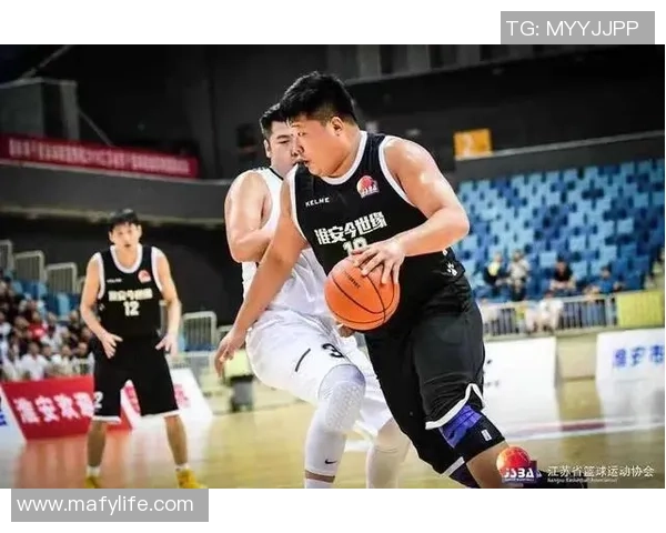 重庆篮球队比赛经验引发热议球迷对战术选择和球员表现展开激烈讨论